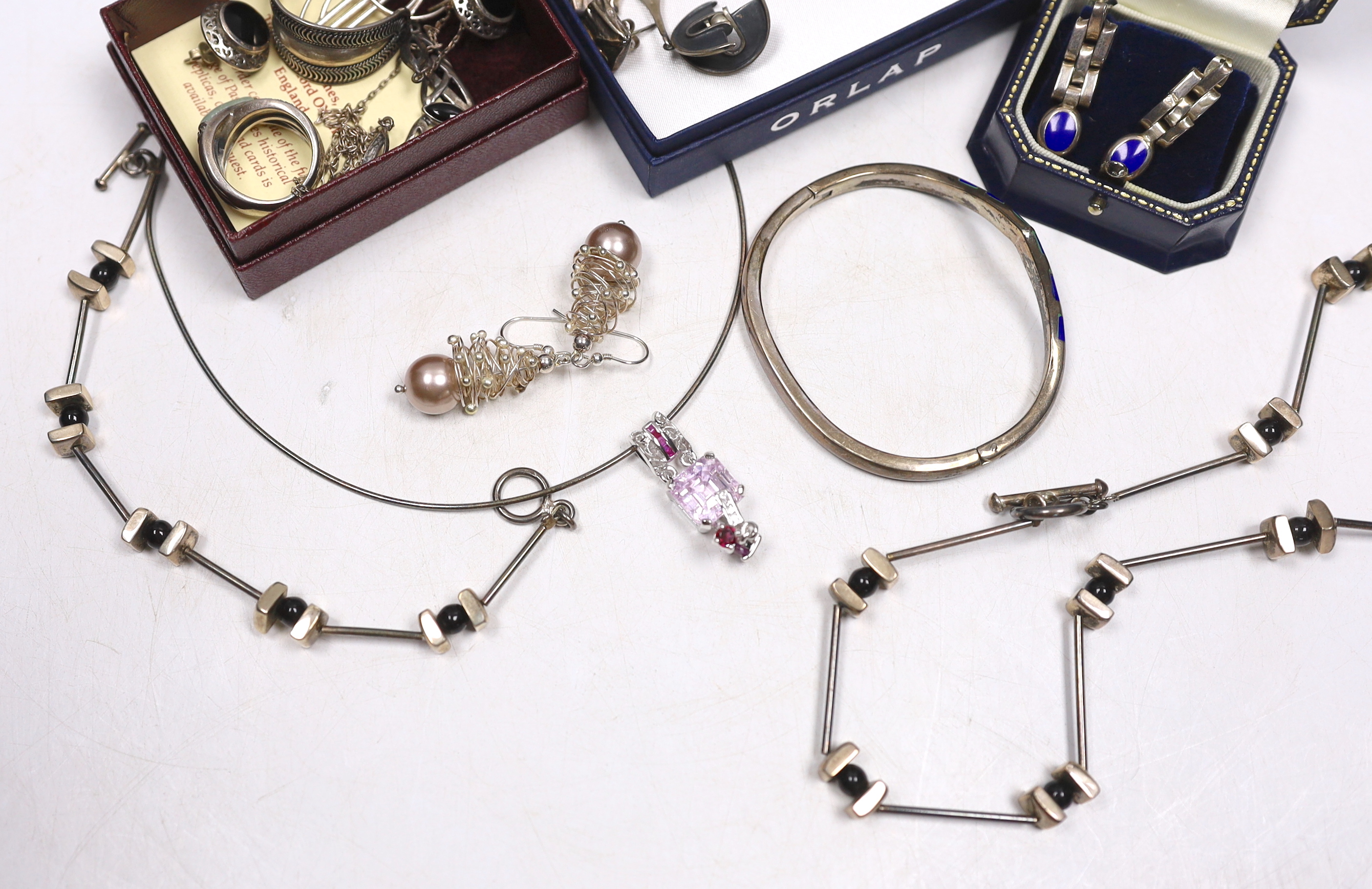 Contemporary silver, 925 and other white metal jewellery including necklace and matching bracelet, earrings, rings, bracelets, etc.